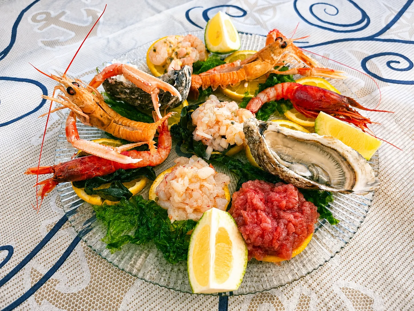 Crudo di mare del Golden Beach: gamberi rossi, scampi, ostriche e tartare di tonno