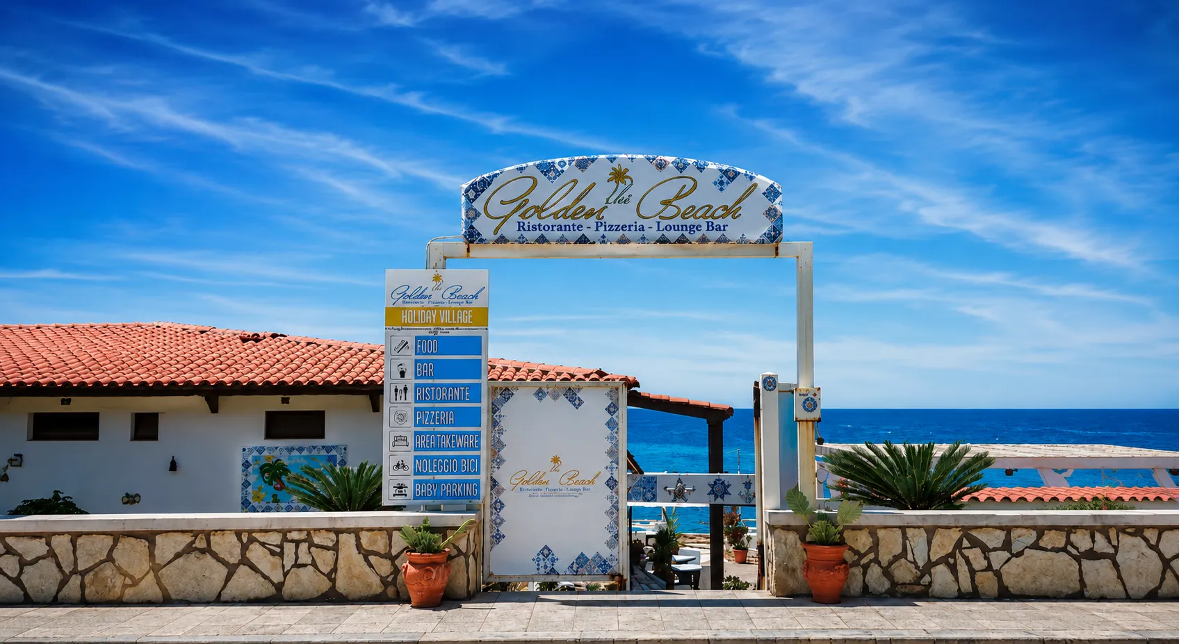 Insegna d'ingresso del Golden Beach sul lungomare di Mazara del Vallo