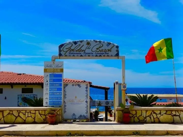 L'insegna d'ingresso del Golden Beach sul lungomare di Mazara del Vallo