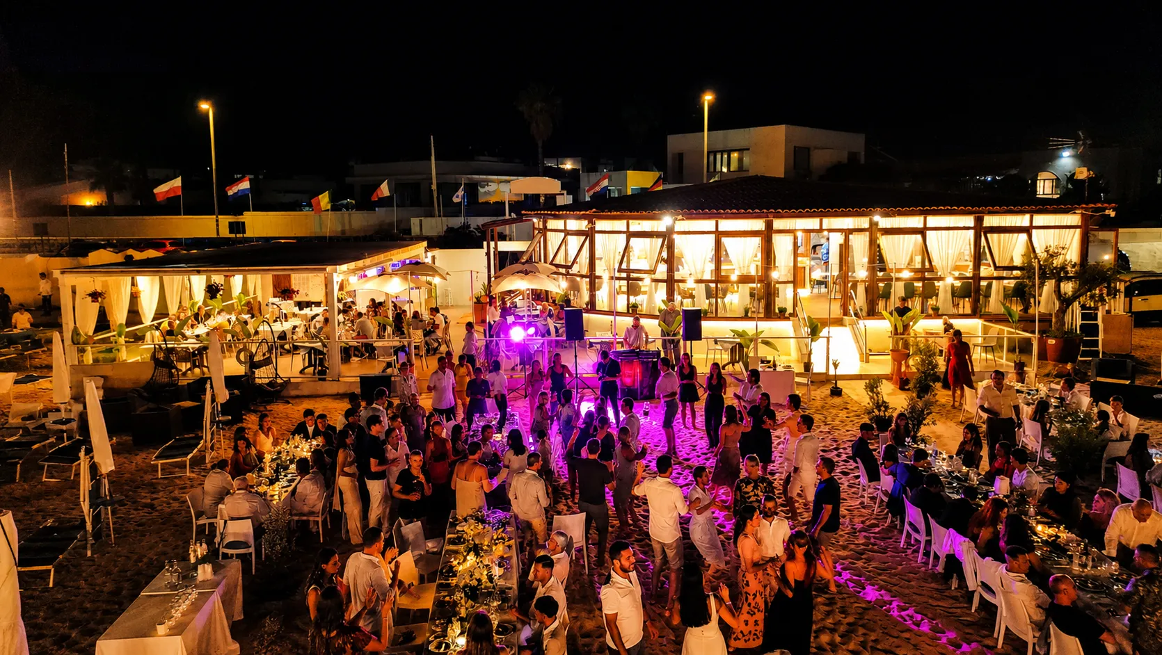 Serata con musica dal vivo e balli sulla sabbia davanti al Golden Beach illuminato