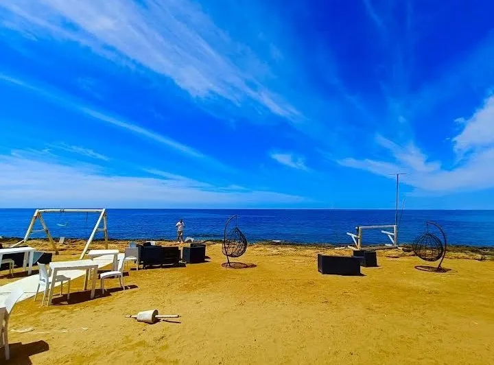 Area relax del lido Golden Beach con dondoli e sedute sulla spiaggia